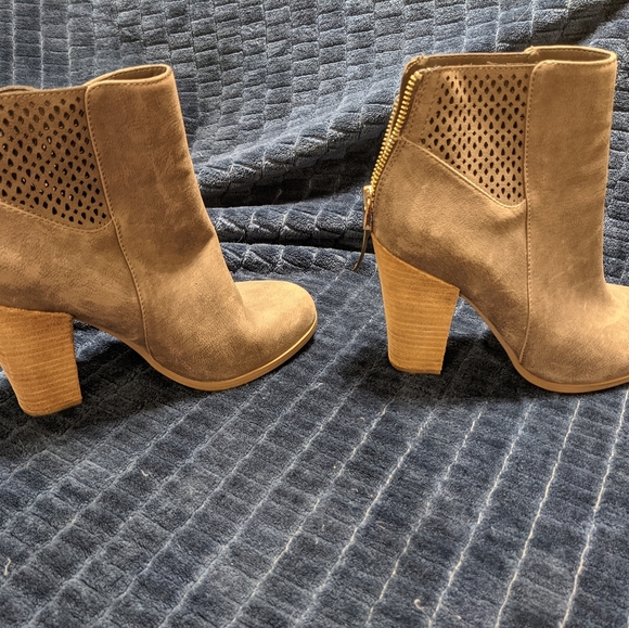 Size 7 - Never Worn - Grey Booties by Spring - Picture 6 of 6